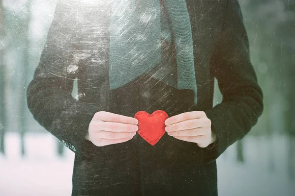 Dekorativní srdce v rukou člověka — Stock fotografie