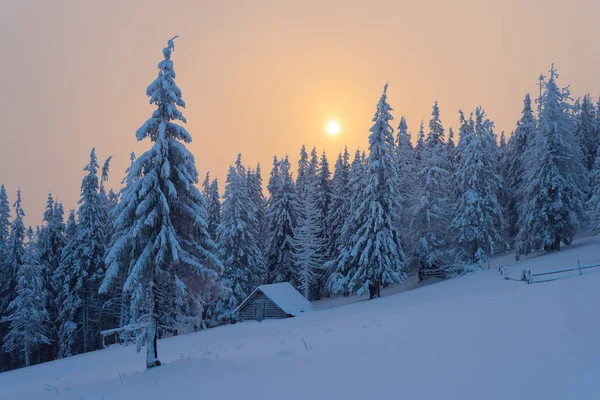 Pejzaż zimowy z drewniany dom w górach — Zdjęcie stockowe