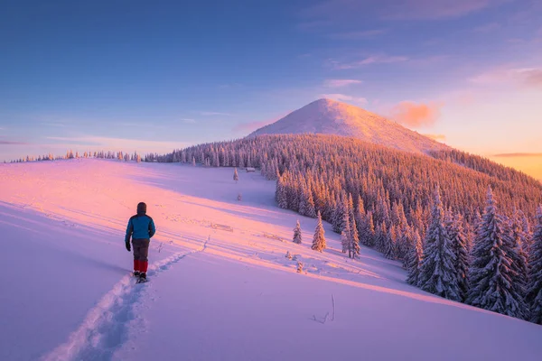 Caminhadas de inverno nas montanhas — Fotografia de Stock