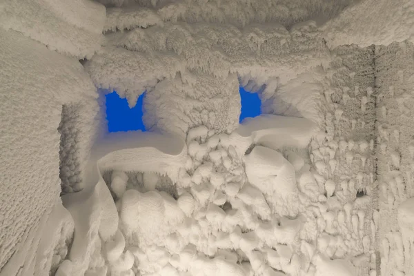 雪と霜凍るような部屋の壁に — ストック写真