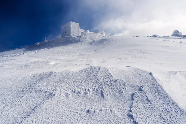 Kış manzarası ile dağlarda Gözlemevi — Stok fotoğraf