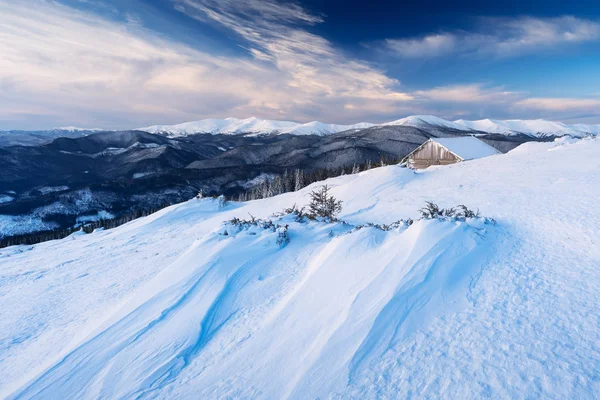 Winterlandschap in bergdorp — Stockfoto