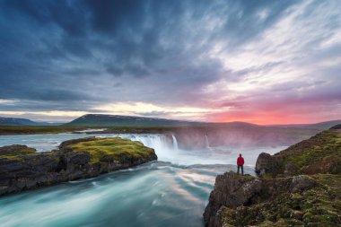 Yatay, İzlanda'daki Godafoss şelale