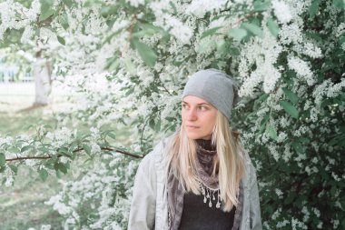 Bir bahar bahçe sarışın kız