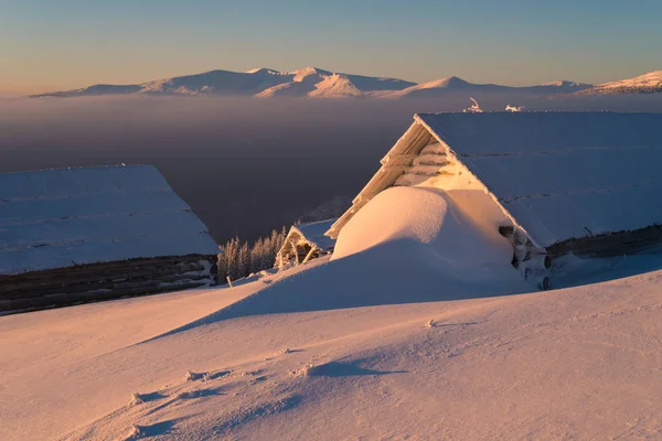 Winterlandschaft mit Holzhütten in den Bergen — Stockfoto