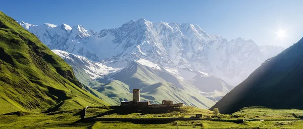 Церковь у подножия Кавказских гор — стоковое фото