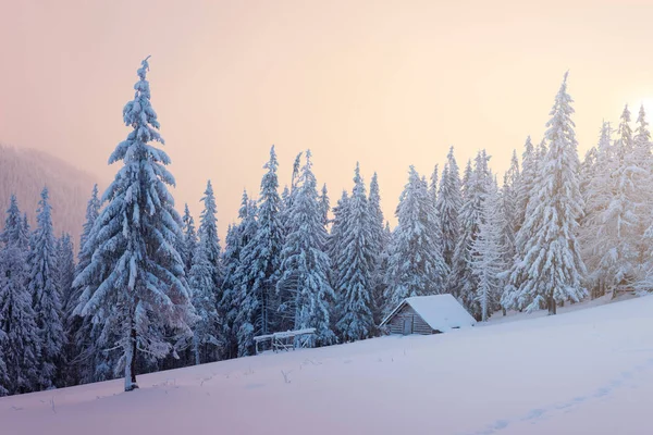 Paysage hivernal avec maison en bois dans les montagnes — Photo