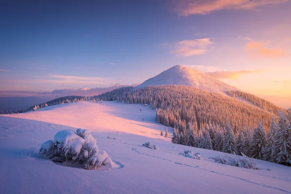 Paesaggio invernale con vetta — Foto Stock