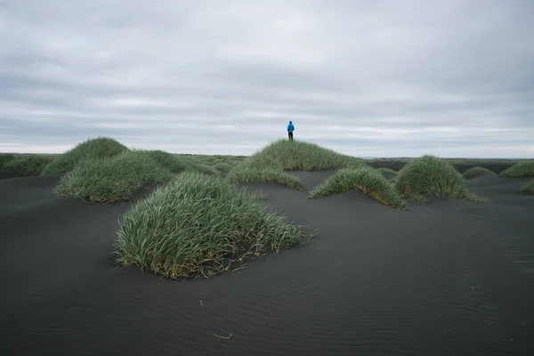Исландский пейзаж с песчаными дюнами в пасмурный день — стоковое фото