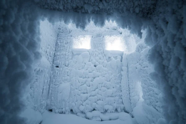 Schnee und Frost an den Wänden frostiger Räume — Stockfoto