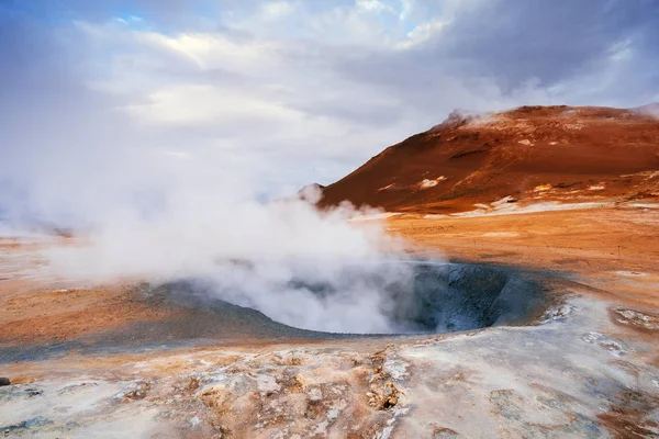 Geotermální oblast Namafjall s parní erupce, Island, Evropa — Stock fotografie