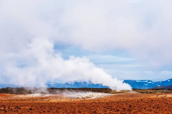 Geotermális területen Namafjall gőz kitörések, Izland, Európa — Stock Fotó