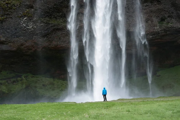 Туристична поблизу Seljalandsfoss водоспад в Ісландії — стокове фото