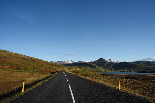 Weg in IJsland met bergzicht — Stockfoto
