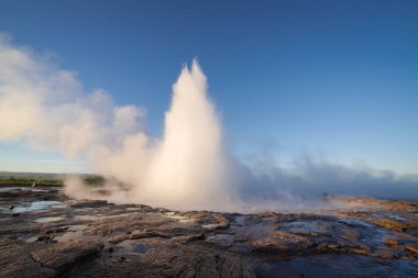 İzlanda 'da Strokkur Gayzer Patlaması