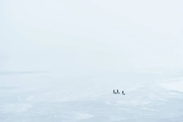 Vue de dessus d'une rivière gelée et pêcheurs sur la glace . — Photo