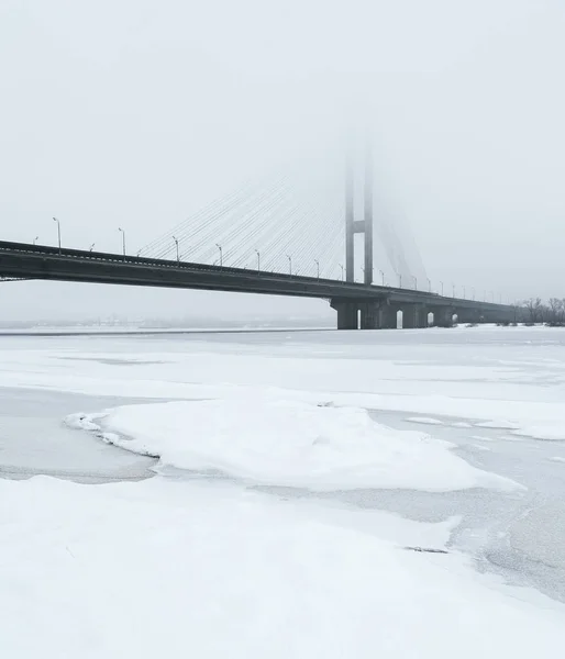 Ponte sobre o rio Dnipro em Kiev — Fotografia de Stock