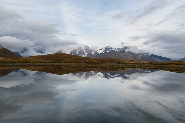 Mountain Lake Koruldi i Georgien, Svanetien — Stockfoto