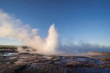 İzlanda 'da Strokkur Gayzer Patlaması