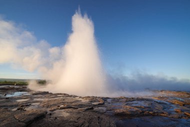 İzlanda 'da Strokkur Gayzer Patlaması