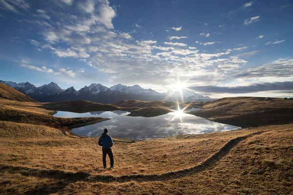 Landschaft mit Bergsee und wunderschönem Sonnenaufgang — Stockfoto