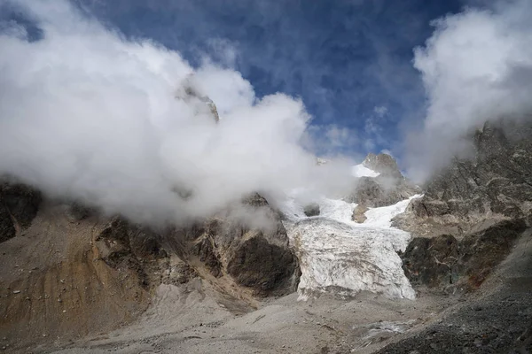 Glaciär nedanför toppen av berget Kaukasus — Stockfoto