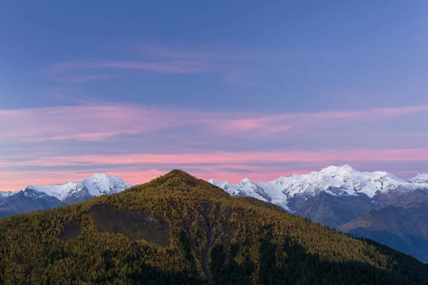 Herfst landschap met de besneeuwde bergtoppen — Stockfoto
