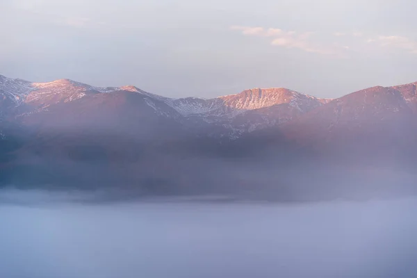 Niebla de la mañana en un valle de montaña — Foto de Stock