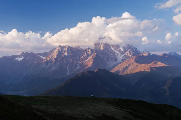 Paisagem montanhosa com o pico das nuvens — Fotografia de Stock