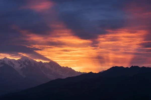 Feenhafter Sonnenaufgang über dem Gebirge in Georgien — Stockfoto