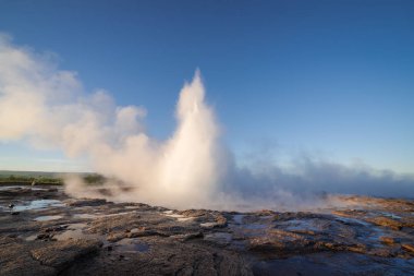 İzlanda 'da Strokkur Gayzer Patlaması