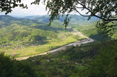 Bir köyde bir dağ vadi, yaz yatay