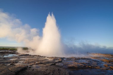 İzlanda 'da Strokkur Gayzer Patlaması
