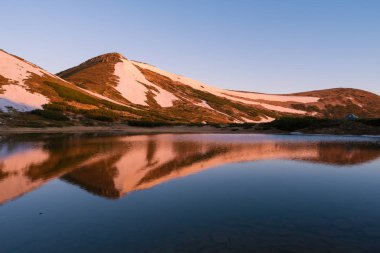 Küçük dağ gölü, Bahar yatay