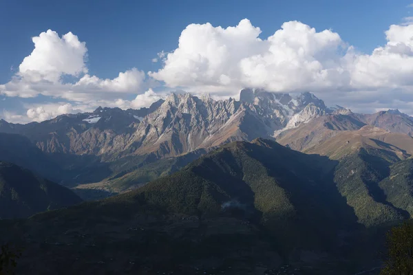 Bergiga landskapet i Svanetien med peak Ushba i molnen — Stockfoto