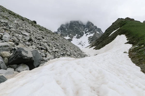 Berglandschaft mit Schneefeld und Moräne — Stockfoto