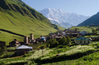 Svaneti, Georgia'daki Ushguli yüksek dağ köyü görünümünü