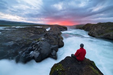 Yatay, İzlanda'daki Godafoss şelale