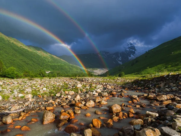 Sommerlandschaft mit Regenbogen in den Bergen — Stockfoto