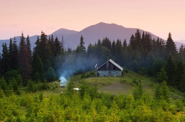 Noite de verão em um acampamento nas montanhas — Fotografia de Stock