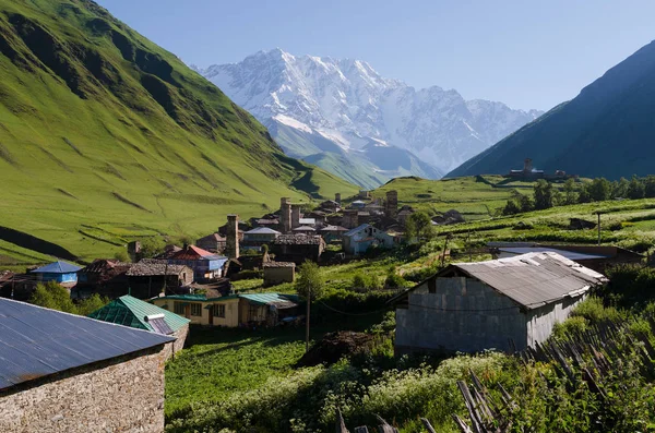 Magas hegyi falu Ushguli a Svaneti, Grúzia — Stock Fotó