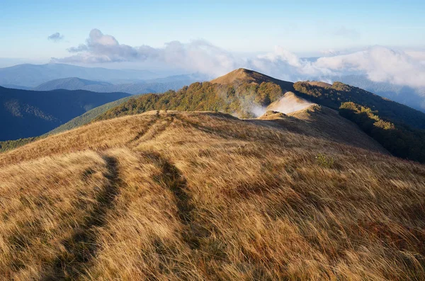 Outono paisagem com uma estrada nas montanhas — Fotografia de Stock