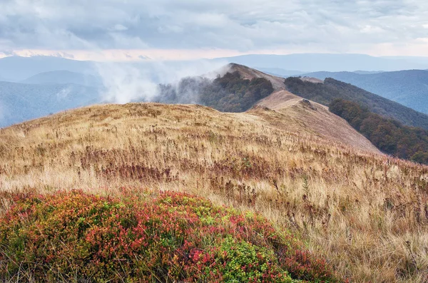 Paisagem de montanha em um dia de outono nublado — Fotografia de Stock