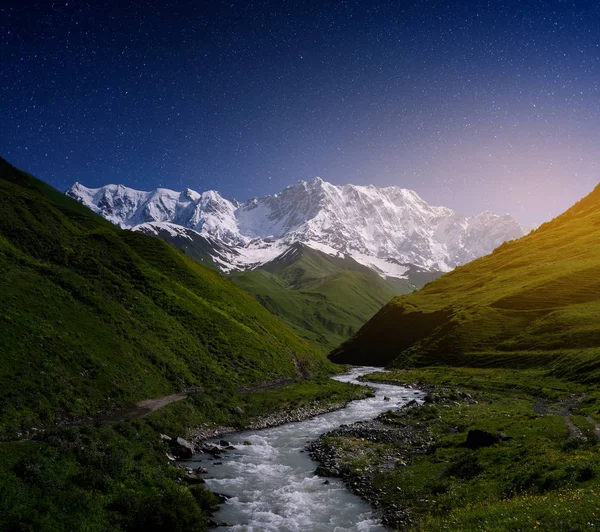 Berglandschaft mit einem Fluss in svaneti — Stockfoto