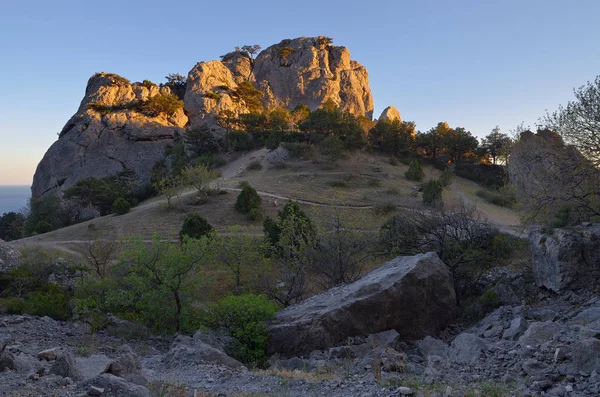 岩や石がある山の風景 — ストック写真