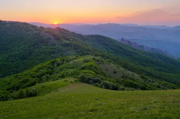 Paisagem de verão com o sol nascente nas montanhas — Fotografia de Stock