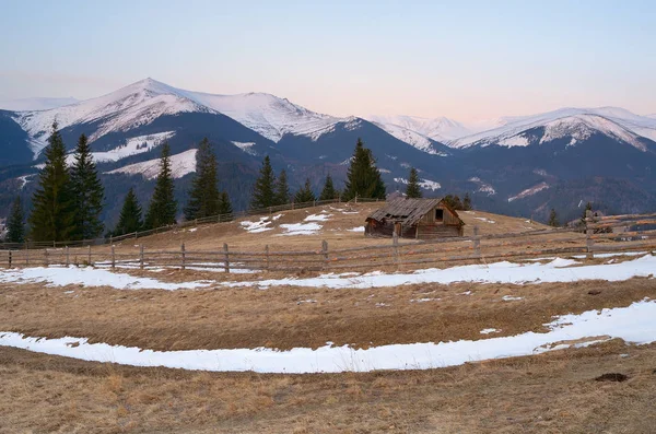 Jarní krajina v horské vesnici — Stock fotografie