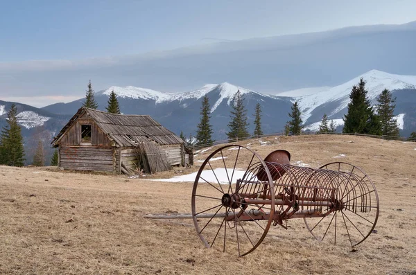 Paysage printanier dans un village de montagne — Photo