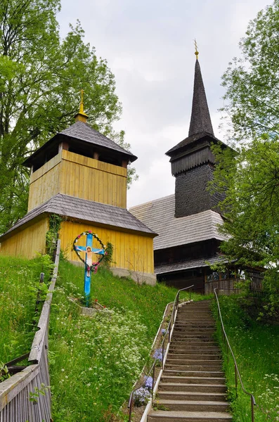 Alte Holzkirche mit Karpaten, Ukraine — Stockfoto