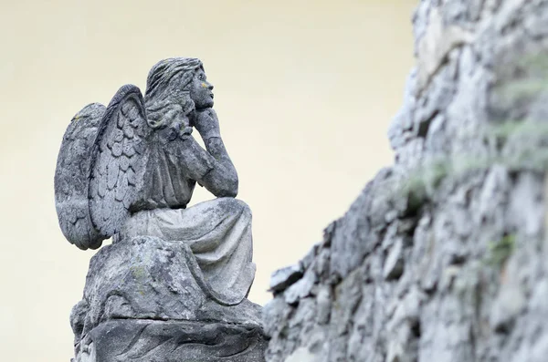 Sculpture of an angel near the church — Stock Photo, Image